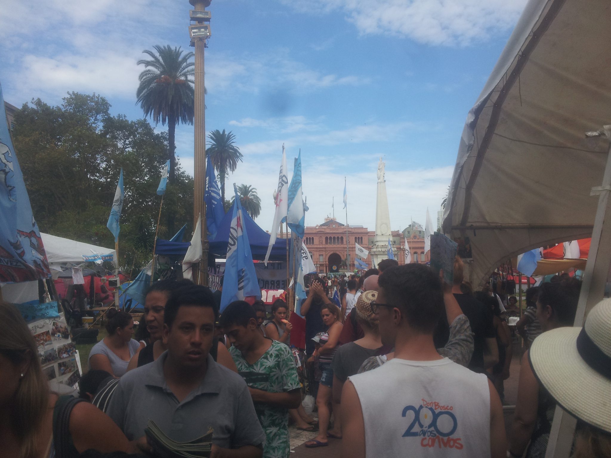 Die Don-Bosco-Freiwilligen während sie durch das linke Protestcamp gegen Macri laufen